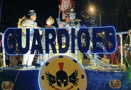 Desfiles de escolas de samba reúnem multidão na orla de Maceió