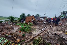 Três casas desabam após fortes chuvas em Penedo