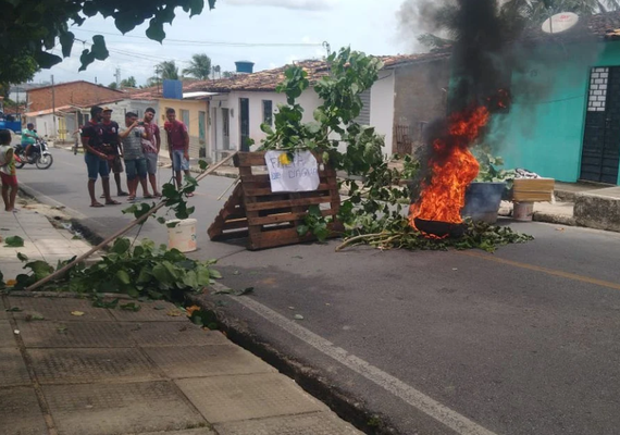 Moradores de Coqueiro Seco protestam devido falta de água