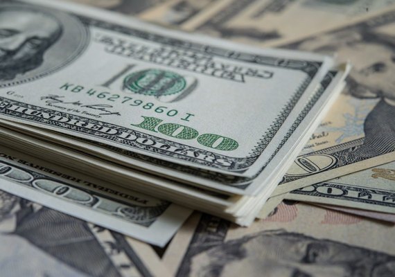 Dólar tem alta de 0,82% e chega perto dos R$ 5,79