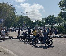 Moradores do bairro Vergel do Lago bloqueiam a Avenida Senador Rui Palmeira em Maceió; entenda