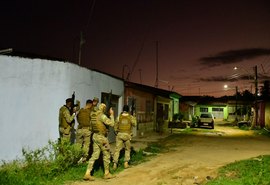PM apreende fuzil, pistolas e 11 kg de drogas em operação em Rio Largo