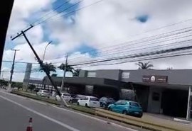 Poste inclinado compromete trânsito na Durval de Góes Monteiro