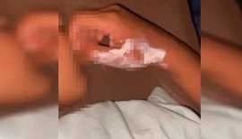 Mãe é presa suspeita de queimar mãos de filho de 7 anos como castigo