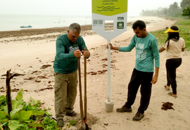 IMA instala lixeiras e distribui sacolas em praias de Maceió e São Miguel dos Milagres