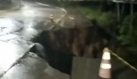 Cratera se abre em Pilar após fortes chuvas