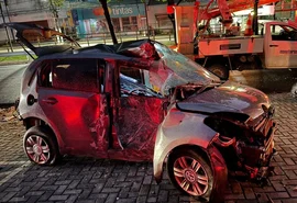 Motorista de aplicativo colide com poste e deixa região do Farol sem energia