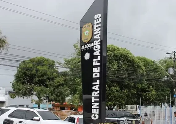 Homem é preso após furtar porta de alumínio em faculdade de Maceió