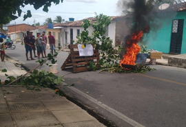 Moradores de Coqueiro Seco protestam devido falta de água