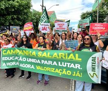 Protesto de professores na porta da Prefeitura de Maceió cobra reajuste de 13,65%