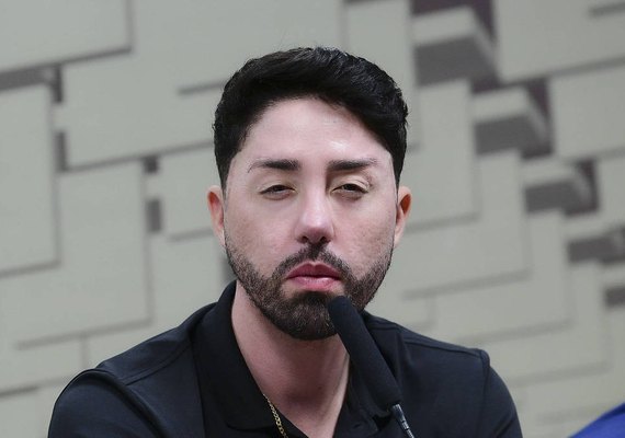 Rico Melquiades sofre críticas após prometer cirurgias plásticas de graça