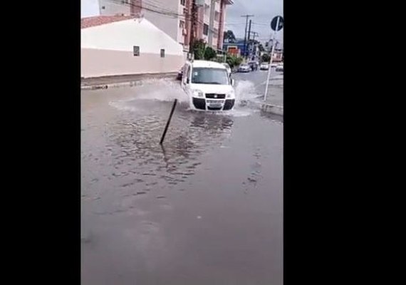 Ruas de Maceió e Rio Largo amanhecem alagadas após fortes chuvas