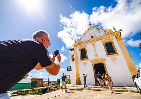 Turistas conhecem pontos turísticos da capital em passeio promovido pela Semtur