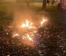 Suspeito de roubo é espancado e tem moto incendiada por populares