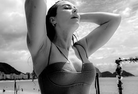 Paolla Oliveira impressiona web após foto com bíquini cavado