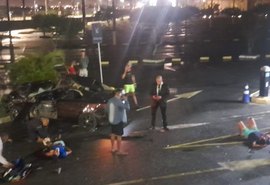 Carro bate, invade shopping, capota e deixa três feridos em Maceió