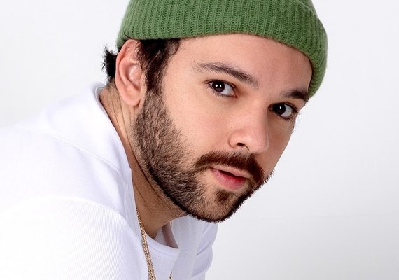 Humorista revelado na Globo, Raphael Ghanem se apresenta em Maceió