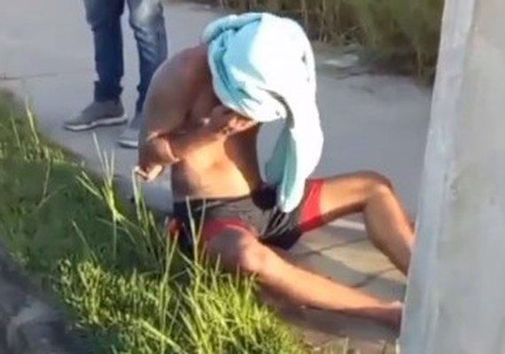 VÍDEO: após tentativa de assalto, homem é amarrado e agredido por populares na parte alta de Maceió