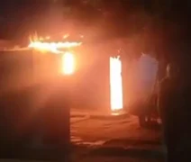 Incêndio destrói residência no Conjunto Bosque dos Palmares, em Rio Largo