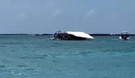 Bebê de cinco meses sobrevive a naufrágio de catamarã em Maragogi