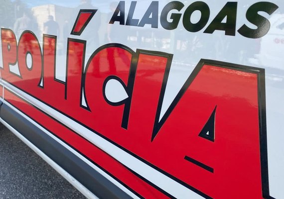 Suspeito é preso com drogas e arma em sede de torcida organizada em Maceió