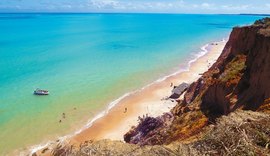 Praia do Carro Quebrado encanta turistas com falésias e privacidade