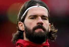 Alisson é multado por chutar painel eletrônico após jogo na Inglaterra