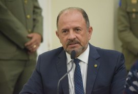 Deputado diz que imunização 'serve pouco ou quase nada'
