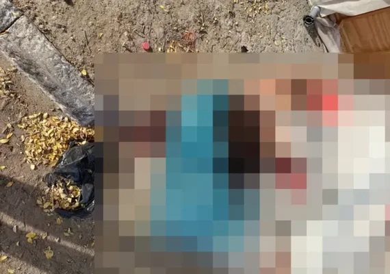 Corpo de mulher é encontrado enrolado em lona na calçada de escola na Jatiúca
