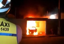 Carro fica destruído após pegar fogo em garagem em Coruripe; veja vídeo