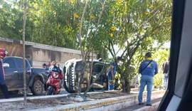 Jeep capota durante a manhã e afeta trânsito em rua de Arapiraca