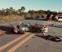 Motociclista morre após invadir contramão e bater de frente com carro em AL