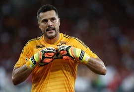 Julio Cesar segura lágrimas, mas cede ao ver Juan chorando em despedida