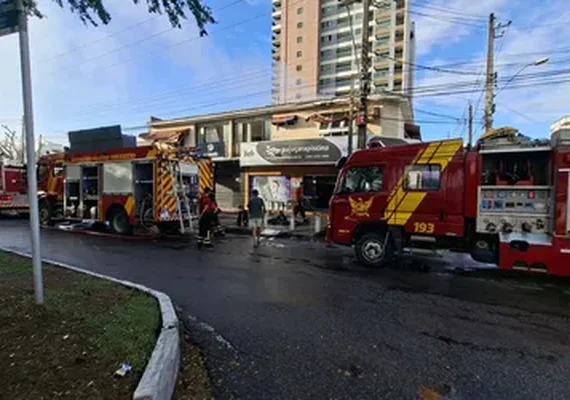 Incêndio destrói loja de materiais para piscina em Maceió e mobiliza Corpo de Bombeiros durante a madrugada