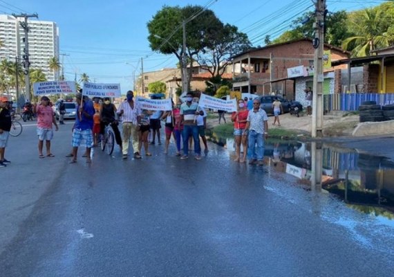 Moradores de Guaxuma protestam contra vazamento de esgoto