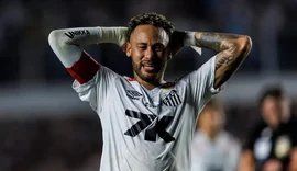 Neymar deixa jogo com dor e detona gramado: 'trabalho de merda'