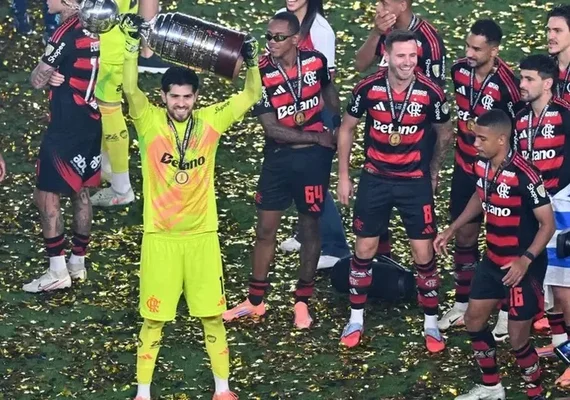 Rossi recebe sondagens mas Flamengo mantém confiança no goleiro