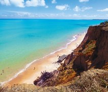Praia do Carro Quebrado encanta turistas com falésias e privacidade