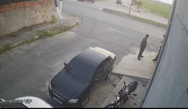 VÍDEO: motociclista bate em carro, é arremessado e atropelado por caminhão em Maceió