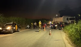 Moto fica presa sob caçamba após grave acidente na AL-420