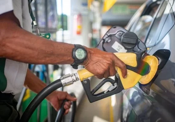 Gasolina deve encarecer em quase todo o país, mas não em AL; entenda