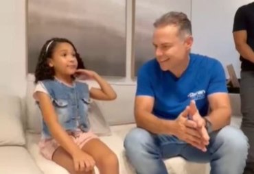 Renan Filho conhece criança que viralizou falando inglês e exalta educação pública