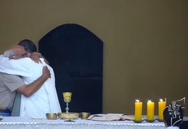 VÍDEO: Fiel sobe ao altar durante missa e abraça padre após saber da morte do neto; assista
