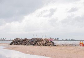 Após chuvas, Prefeitura de Maceió retira 400 toneladas de lixo da praia