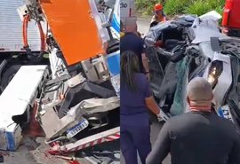 Grave acidente entre caminhões e carro deixa vítimas presas às ferragens na BR-101