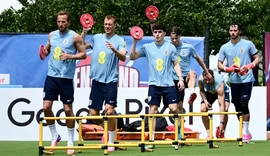 Inglaterra perde Tino Livramento por lesão e convoca Chalobah na Copa