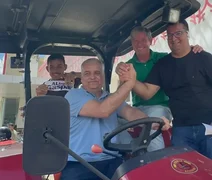 Cabo Bebeto e Alfredo Gaspar participam de entrega de trator agrícola a comunidade sertaneja