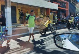 Homem é executado enfrente a esposa no Jacintinho
