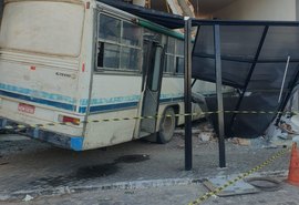 Homem morre após ônibus colidir contra galeria comercial em Maragogi