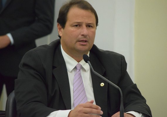 Família Holanda quer de volta cadeiras na ALE